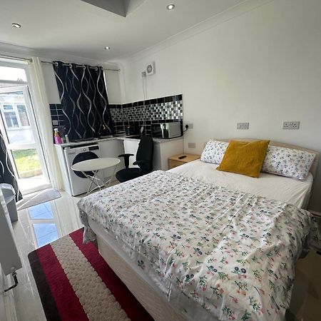 Luxury Ensuite Studio In Crayford Dartford Bexley London With Full Kitchen And Side Garden Alleyway Entrance Erith Kültér fotó