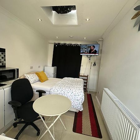 Luxury Ensuite Studio In Crayford Dartford Bexley London With Full Kitchen And Side Garden Alleyway Entrance Erith Kültér fotó