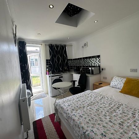 Luxury Ensuite Studio In Crayford Dartford Bexley London With Full Kitchen And Side Garden Alleyway Entrance Erith Kültér fotó