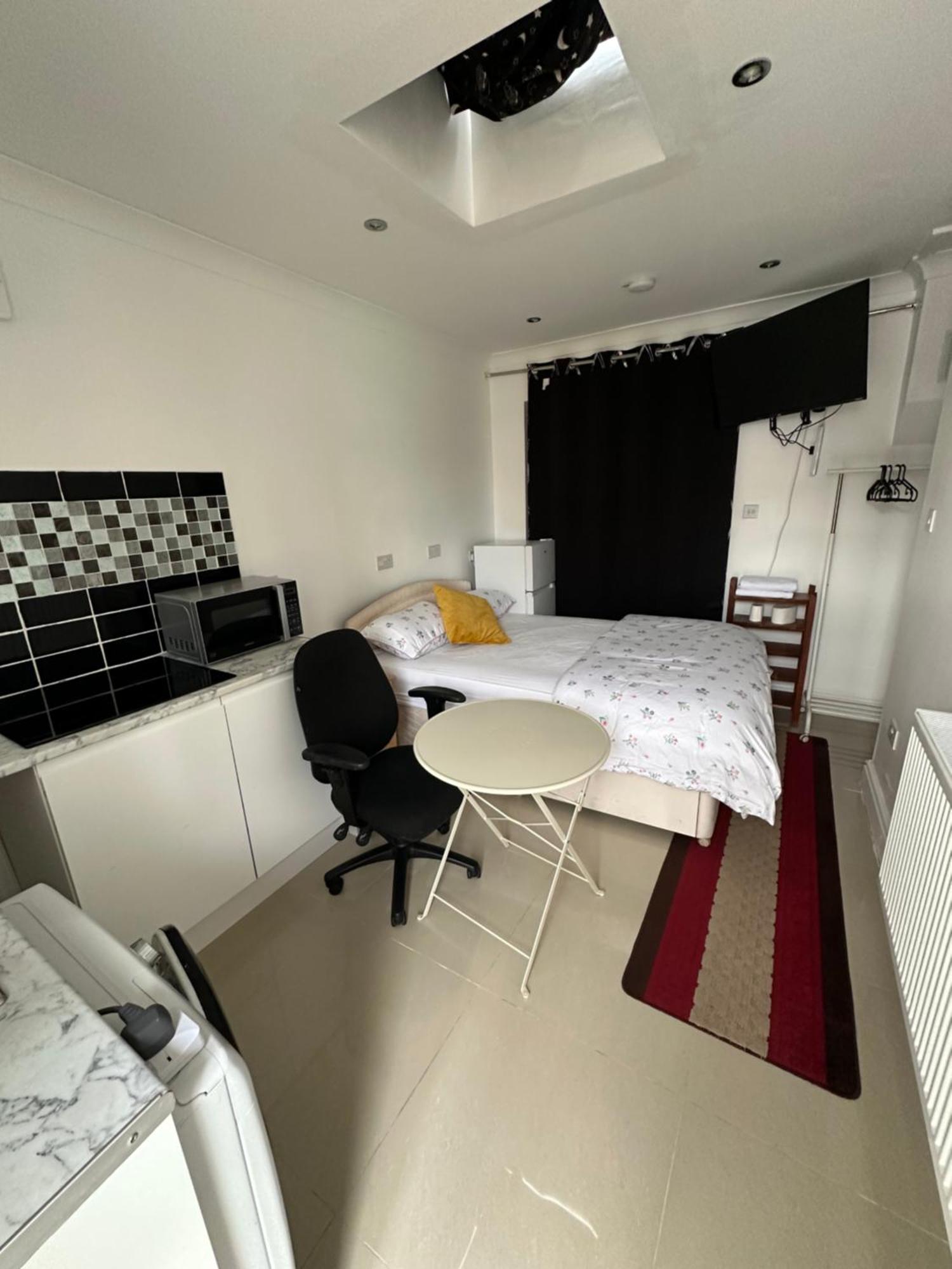 Luxury Ensuite Studio In Crayford Dartford Bexley London With Full Kitchen And Side Garden Alleyway Entrance Erith Kültér fotó
