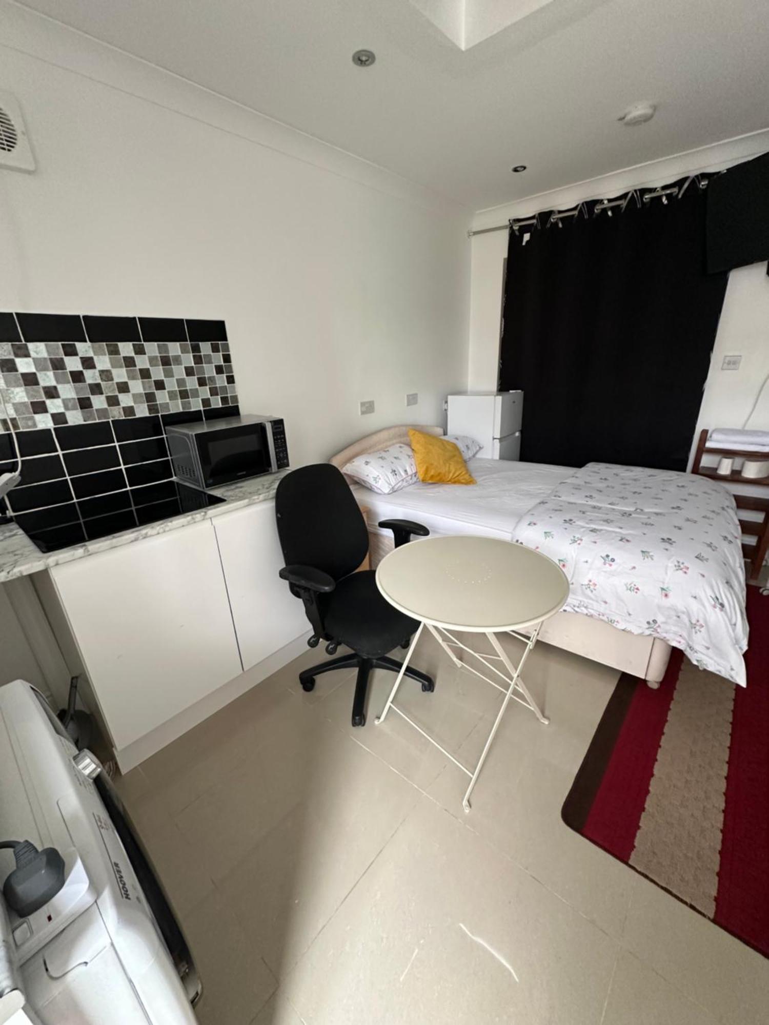 Luxury Ensuite Studio In Crayford Dartford Bexley London With Full Kitchen And Side Garden Alleyway Entrance Erith Kültér fotó