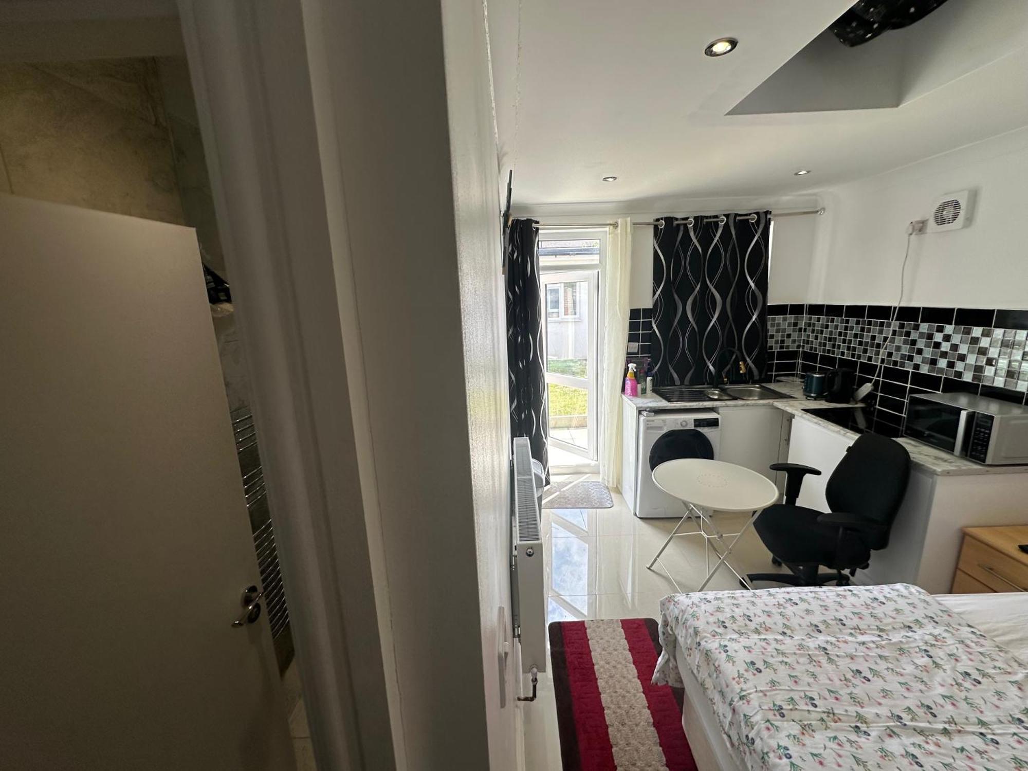 Luxury Ensuite Studio In Crayford Dartford Bexley London With Full Kitchen And Side Garden Alleyway Entrance Erith Kültér fotó