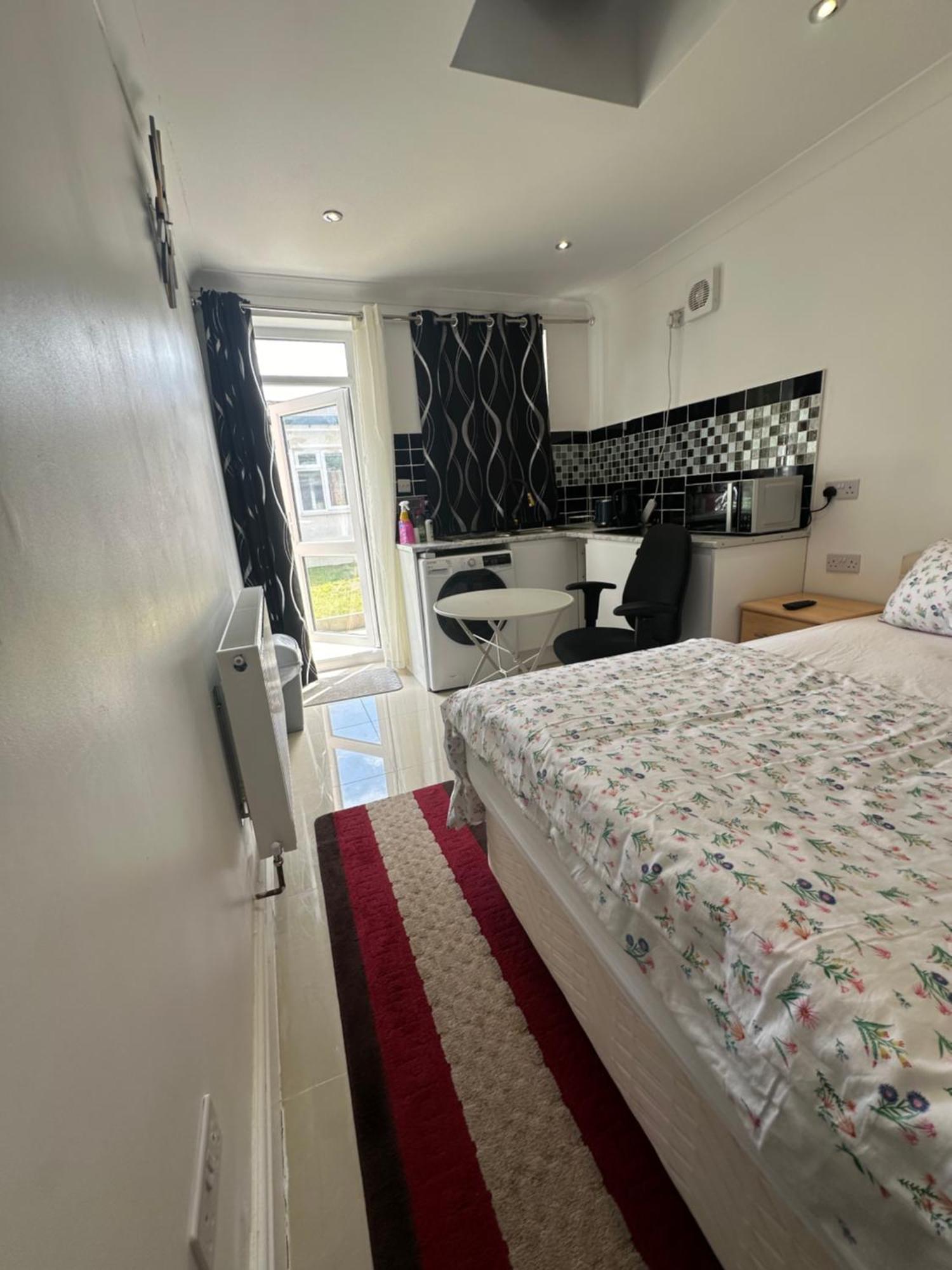 Luxury Ensuite Studio In Crayford Dartford Bexley London With Full Kitchen And Side Garden Alleyway Entrance Erith Kültér fotó