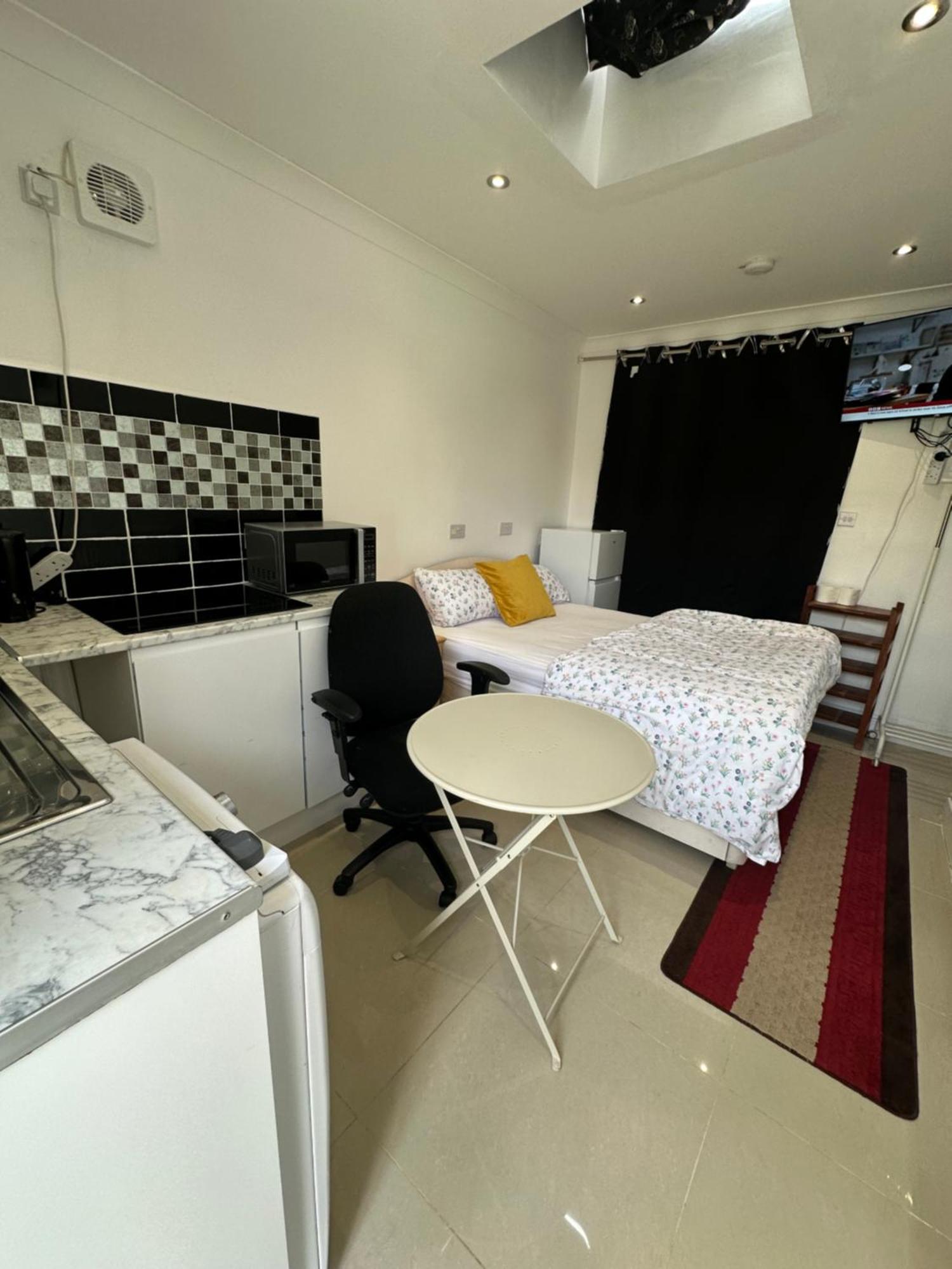 Luxury Ensuite Studio In Crayford Dartford Bexley London With Full Kitchen And Side Garden Alleyway Entrance Erith Kültér fotó