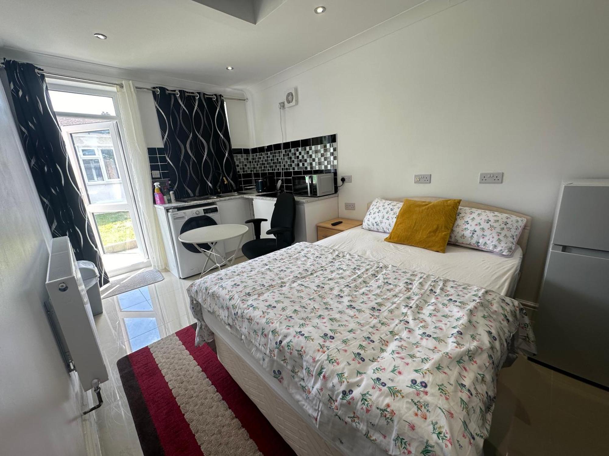 Luxury Ensuite Studio In Crayford Dartford Bexley London With Full Kitchen And Side Garden Alleyway Entrance Erith Kültér fotó