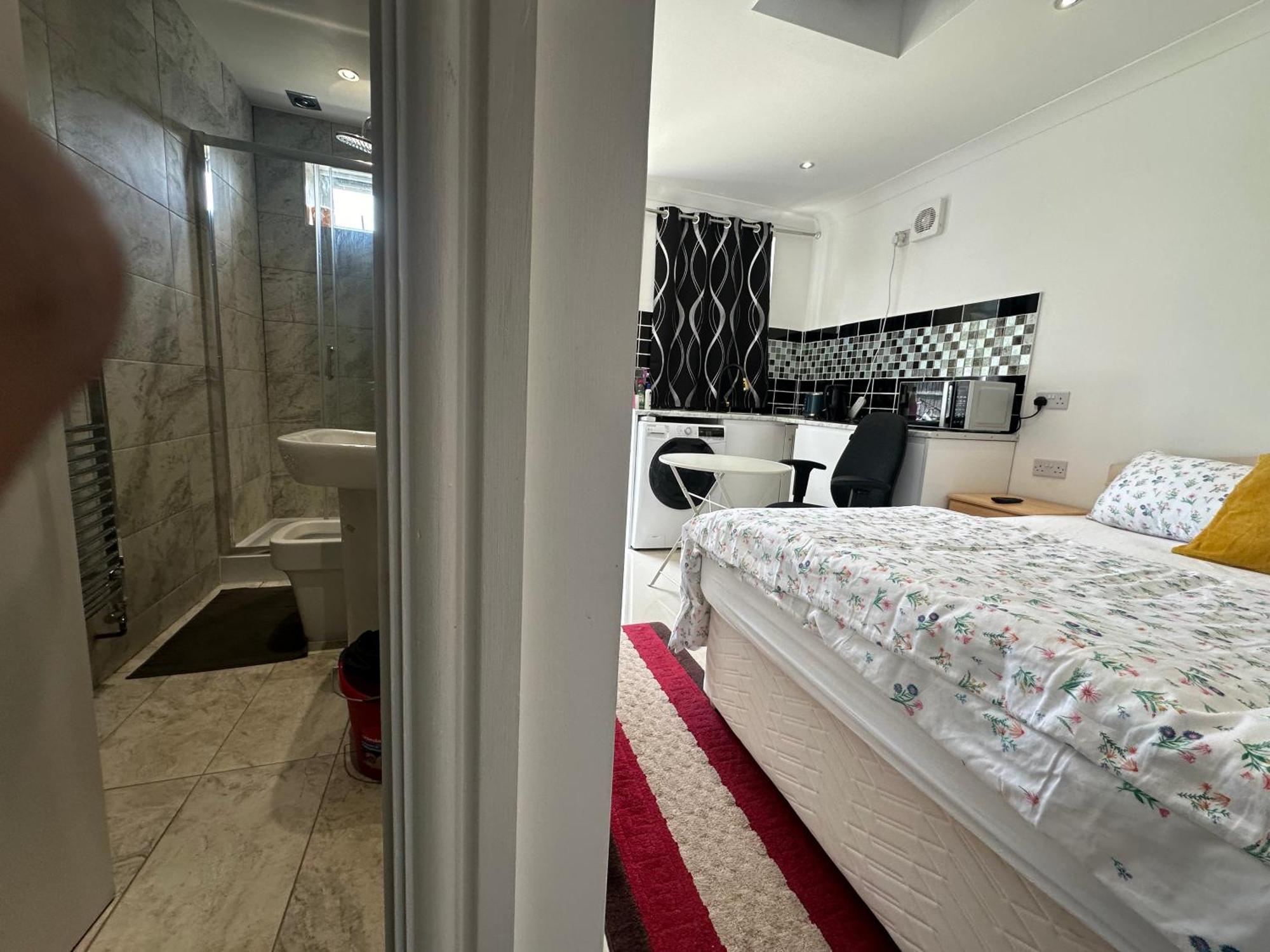 Luxury Ensuite Studio In Crayford Dartford Bexley London With Full Kitchen And Side Garden Alleyway Entrance Erith Kültér fotó
