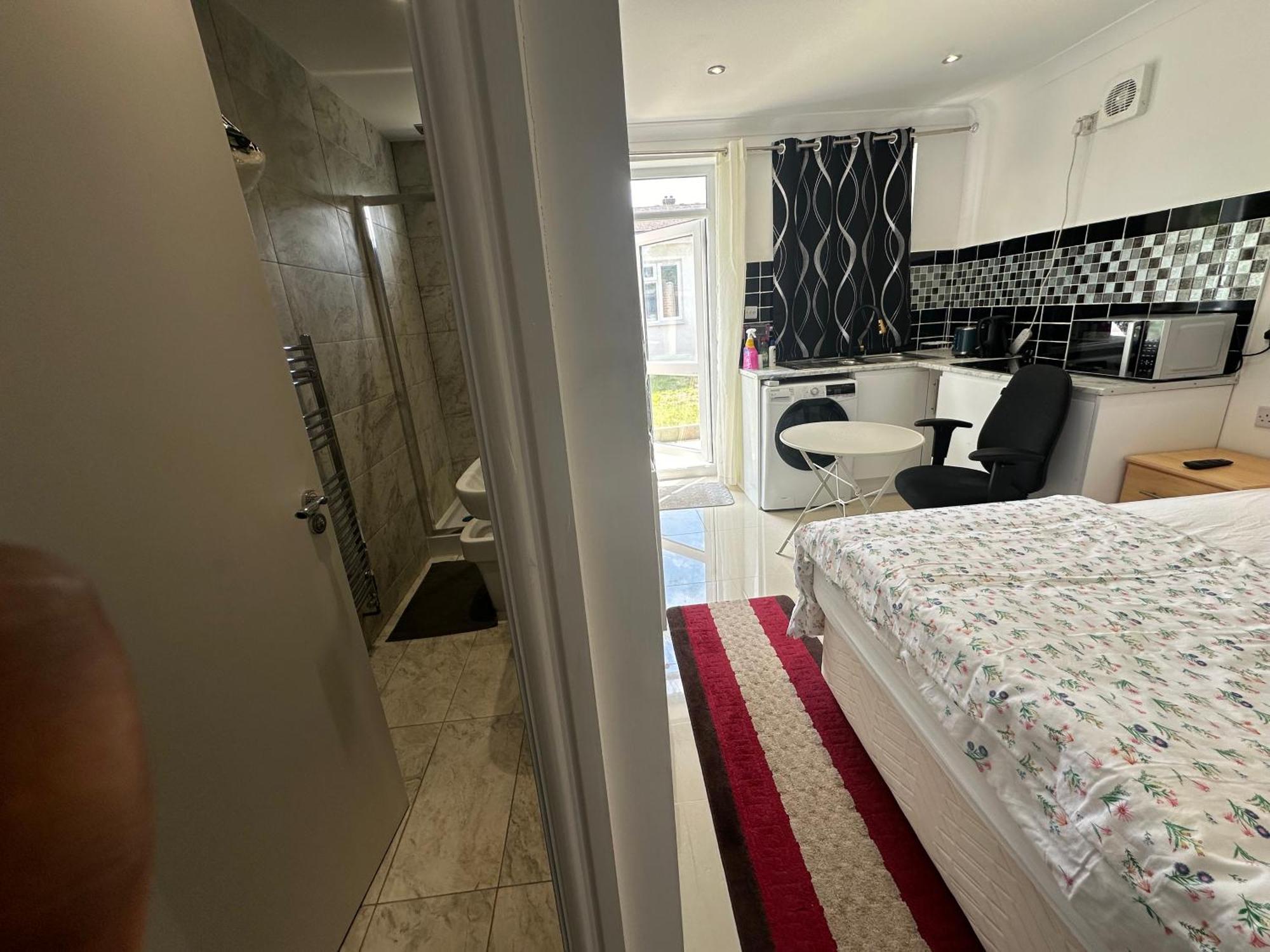 Luxury Ensuite Studio In Crayford Dartford Bexley London With Full Kitchen And Side Garden Alleyway Entrance Erith Kültér fotó