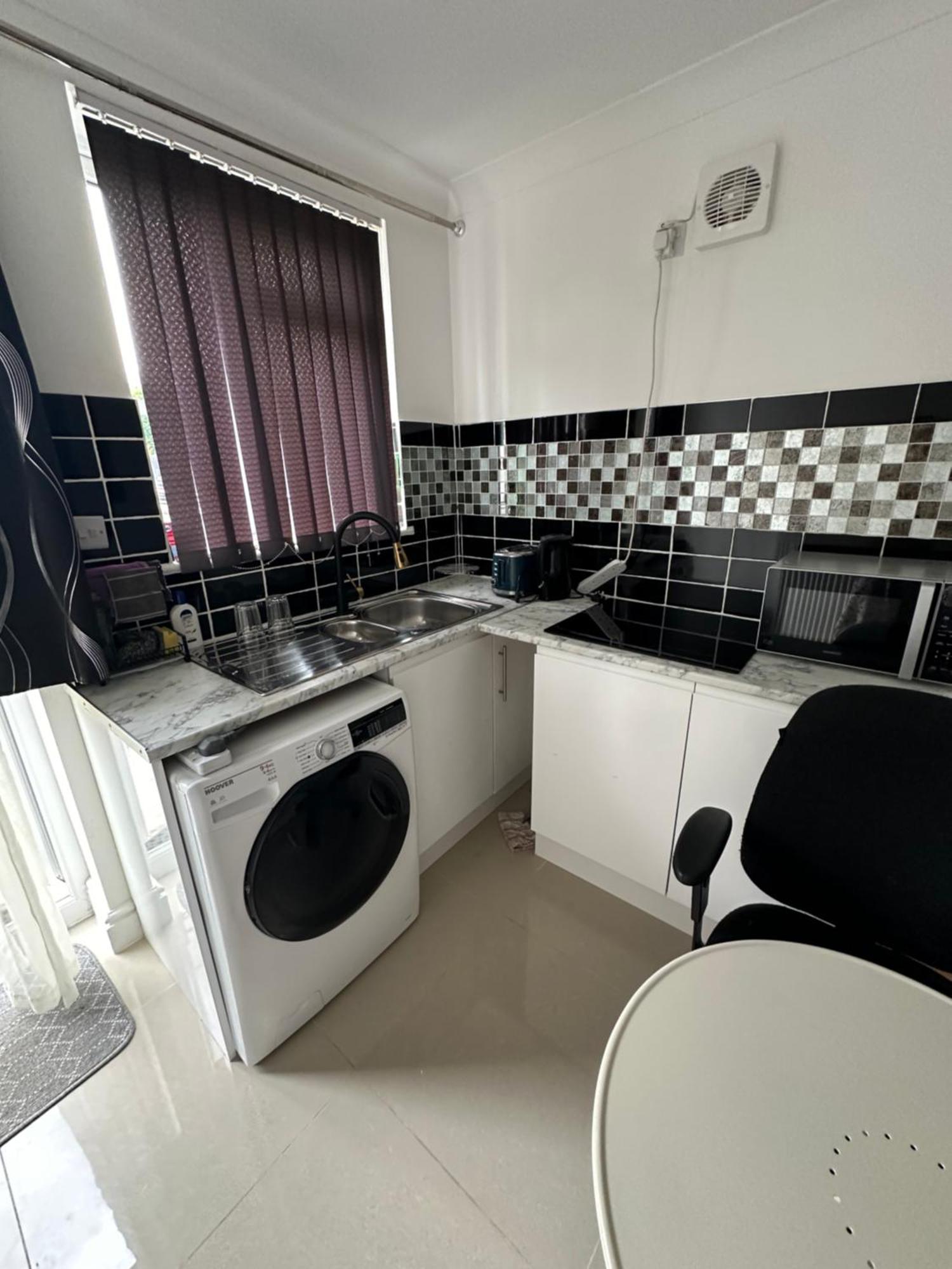 Luxury Ensuite Studio In Crayford Dartford Bexley London With Full Kitchen And Side Garden Alleyway Entrance Erith Kültér fotó