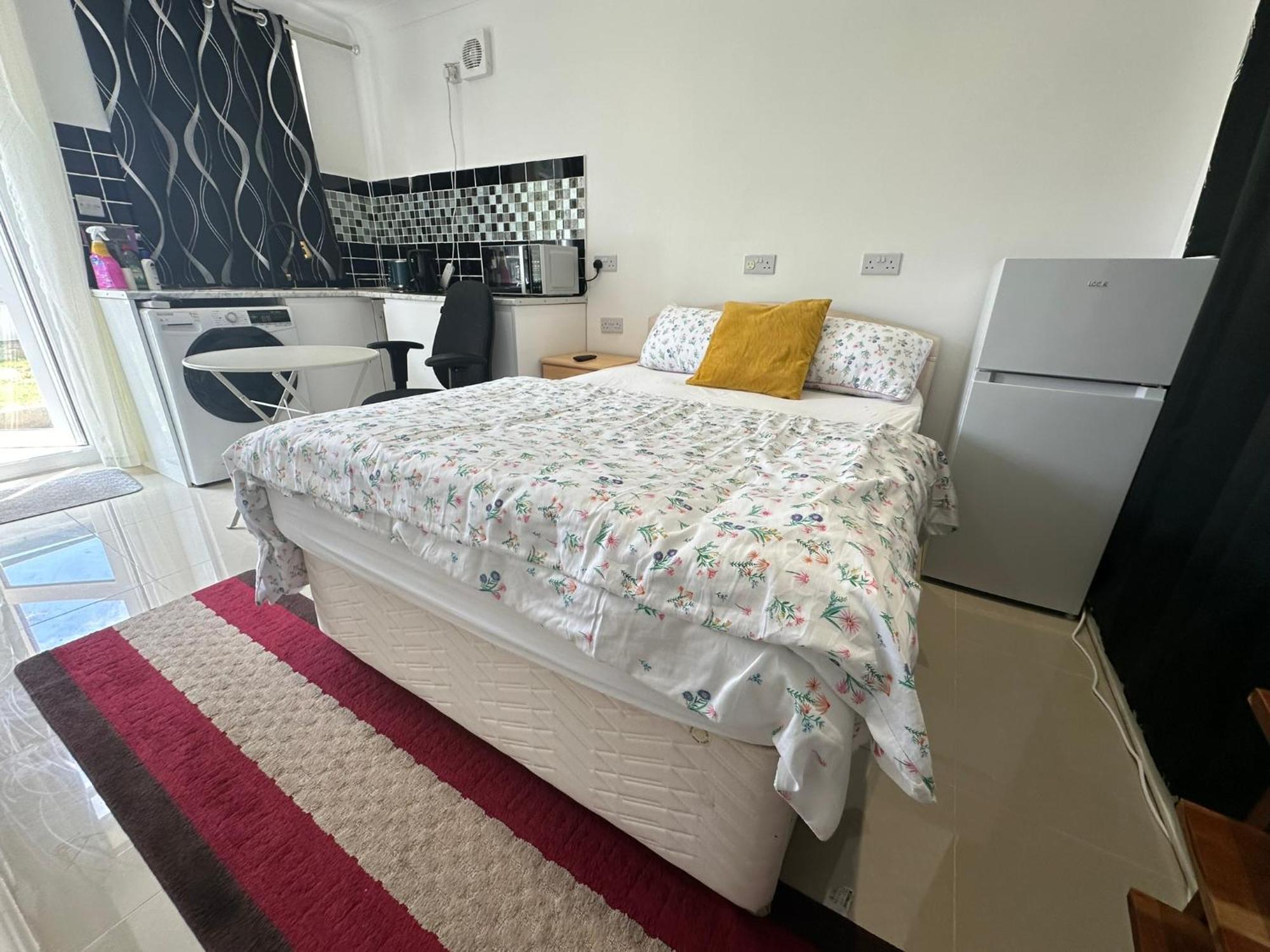 Luxury Ensuite Studio In Crayford Dartford Bexley London With Full Kitchen And Side Garden Alleyway Entrance Erith Kültér fotó