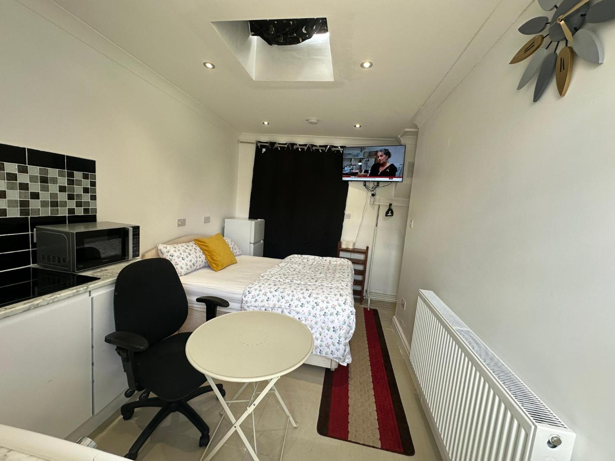 Luxury Ensuite Studio In Crayford Dartford Bexley London With Full Kitchen And Side Garden Alleyway Entrance Erith Kültér fotó