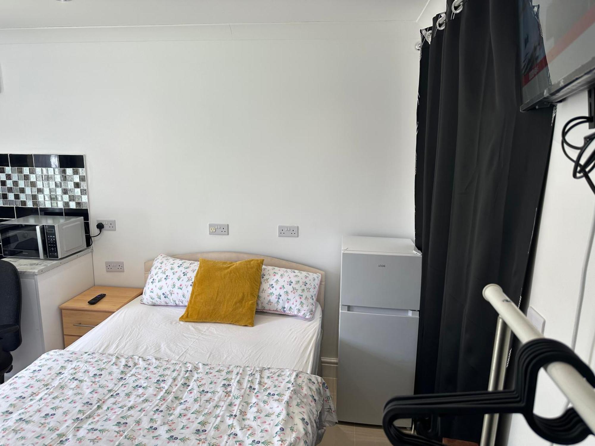 Luxury Ensuite Studio In Crayford Dartford Bexley London With Full Kitchen And Side Garden Alleyway Entrance Erith Kültér fotó