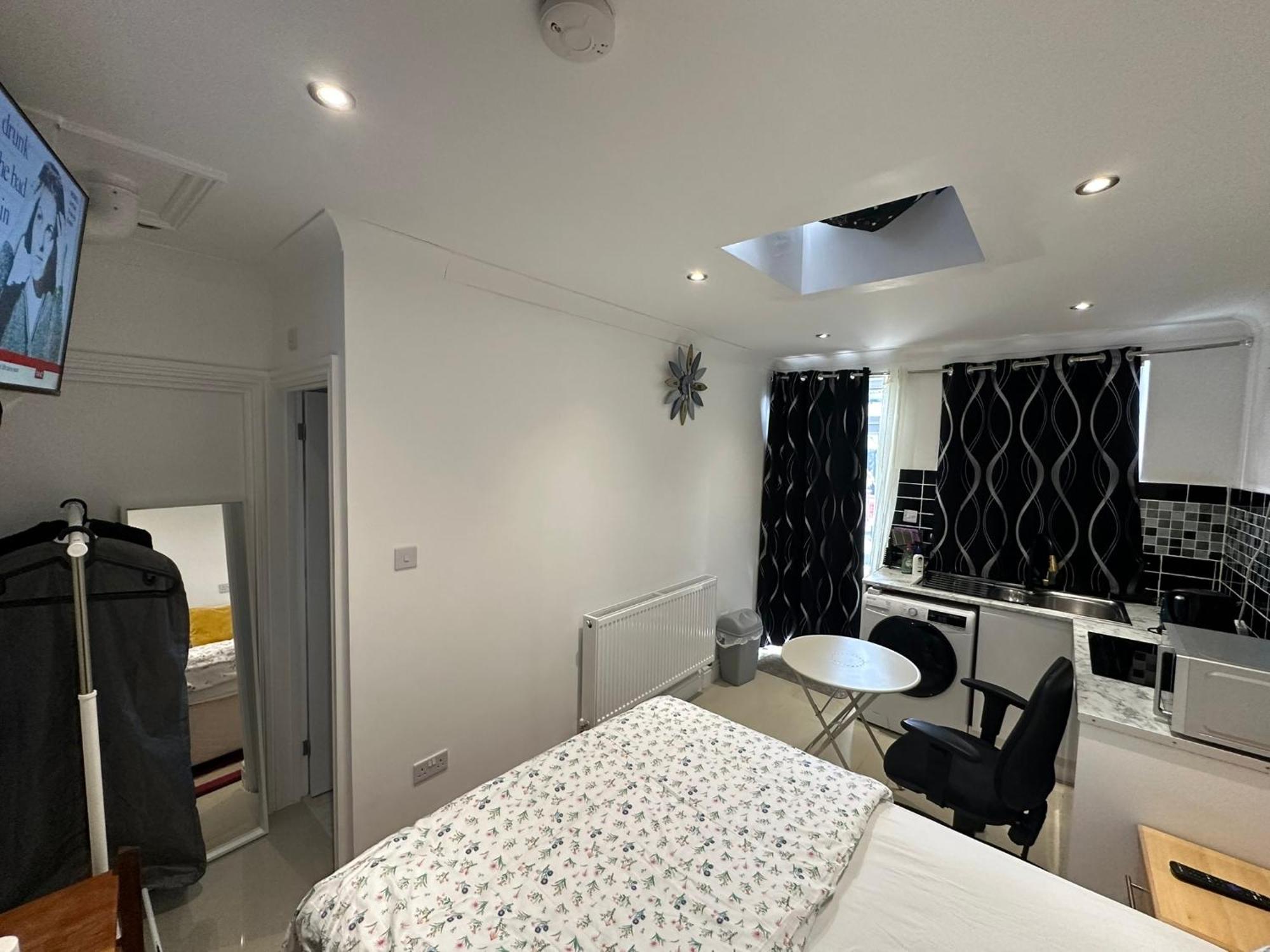 Luxury Ensuite Studio In Crayford Dartford Bexley London With Full Kitchen And Side Garden Alleyway Entrance Erith Kültér fotó
