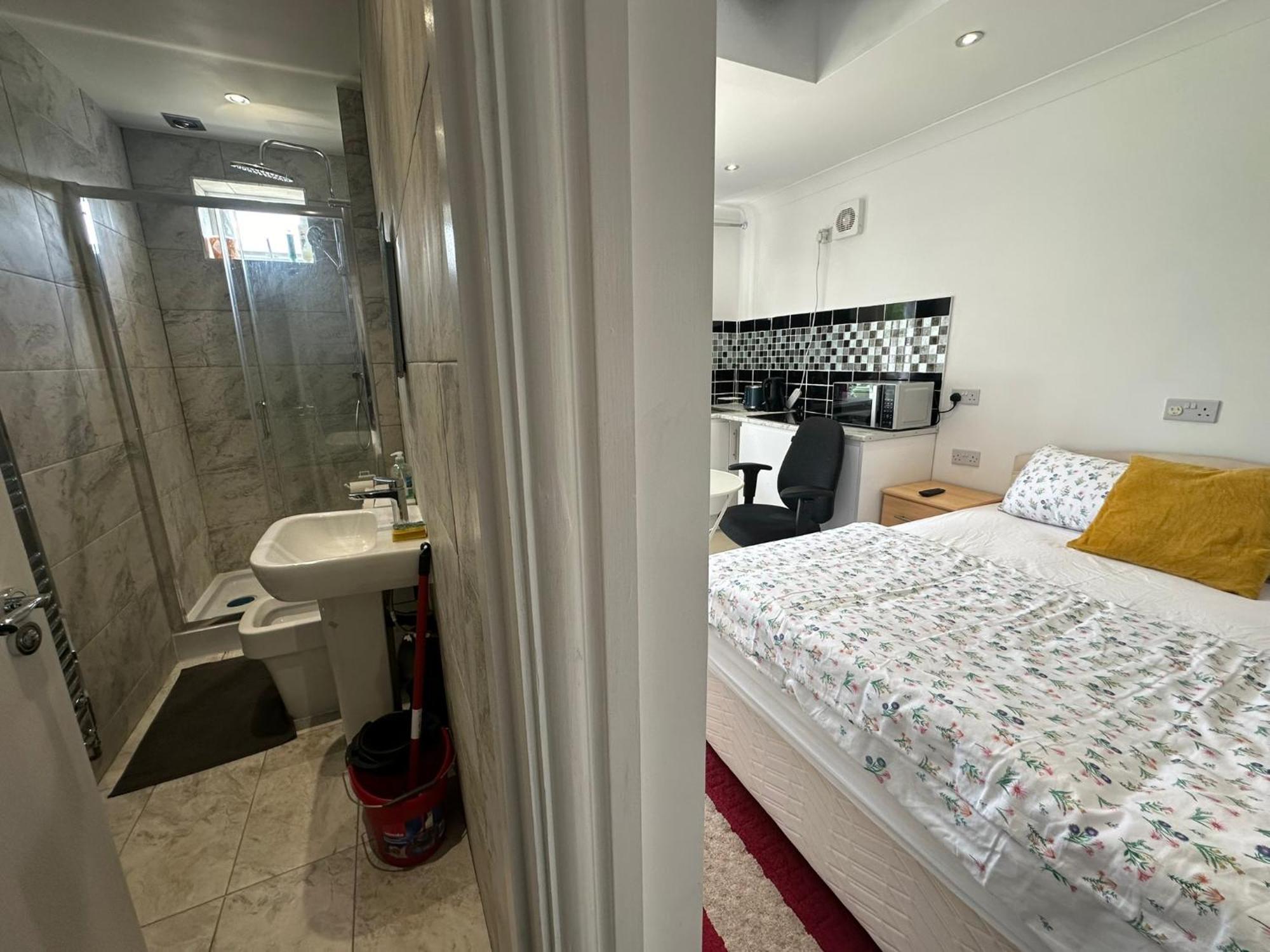 Luxury Ensuite Studio In Crayford Dartford Bexley London With Full Kitchen And Side Garden Alleyway Entrance Erith Kültér fotó