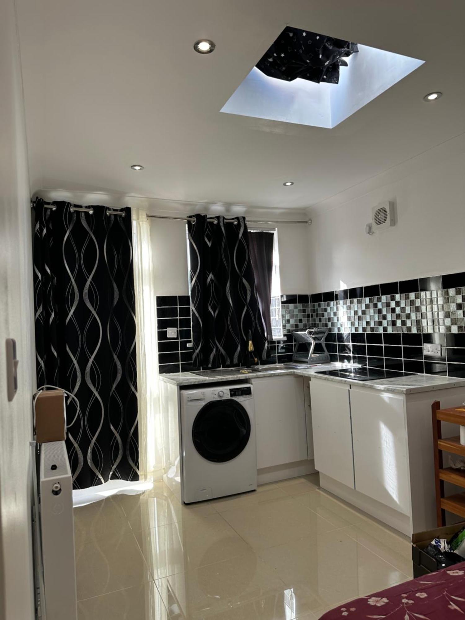 Luxury Ensuite Studio In Crayford Dartford Bexley London With Full Kitchen And Side Garden Alleyway Entrance Erith Kültér fotó