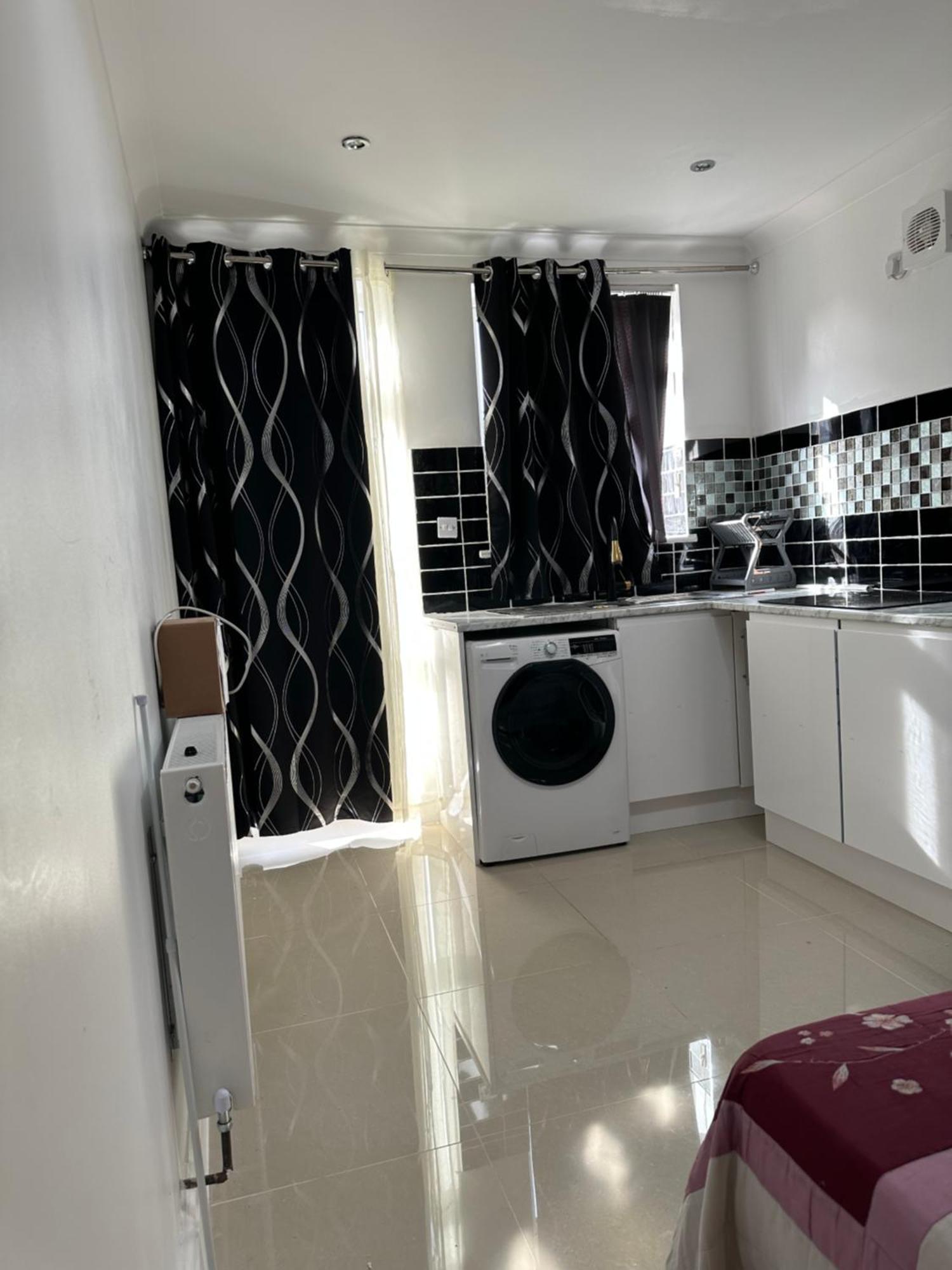 Luxury Ensuite Studio In Crayford Dartford Bexley London With Full Kitchen And Side Garden Alleyway Entrance Erith Kültér fotó