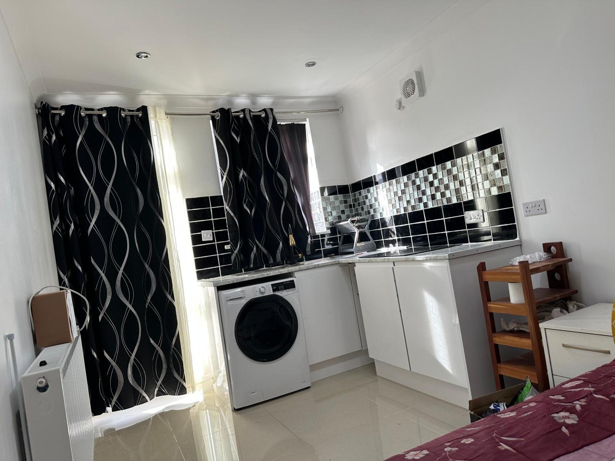 Luxury Ensuite Studio In Crayford Dartford Bexley London With Full Kitchen And Side Garden Alleyway Entrance Erith Kültér fotó