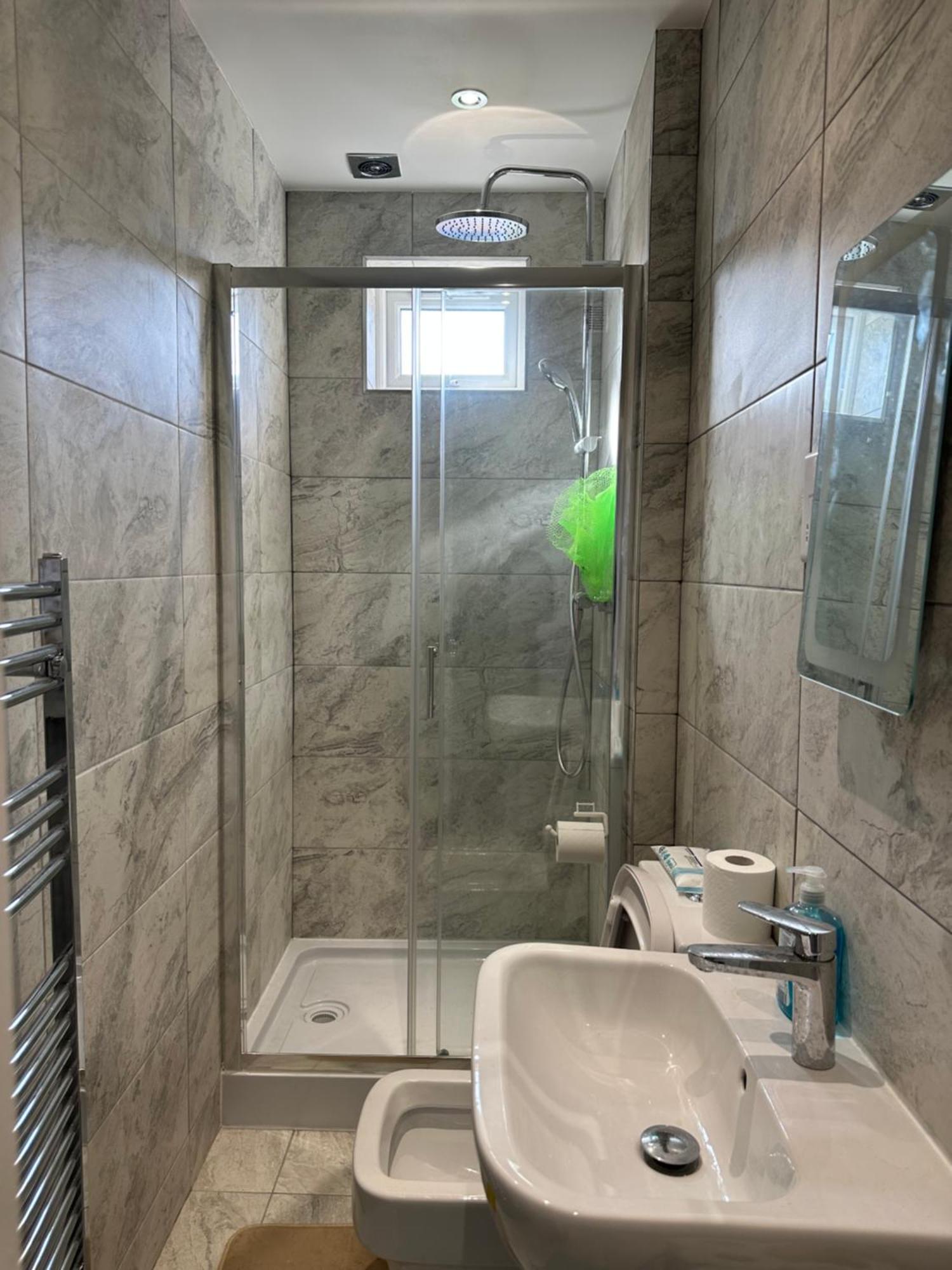 Luxury Ensuite Studio In Crayford Dartford Bexley London With Full Kitchen And Side Garden Alleyway Entrance Erith Kültér fotó