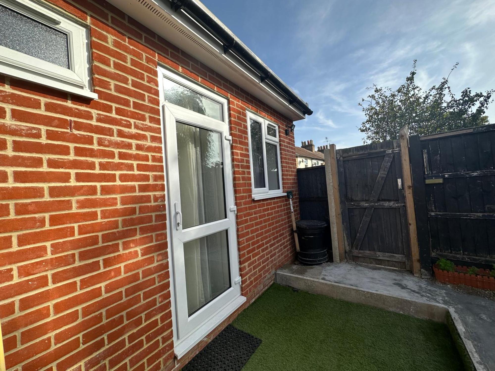 Luxury Ensuite Studio In Crayford Dartford Bexley London With Full Kitchen And Side Garden Alleyway Entrance Erith Kültér fotó