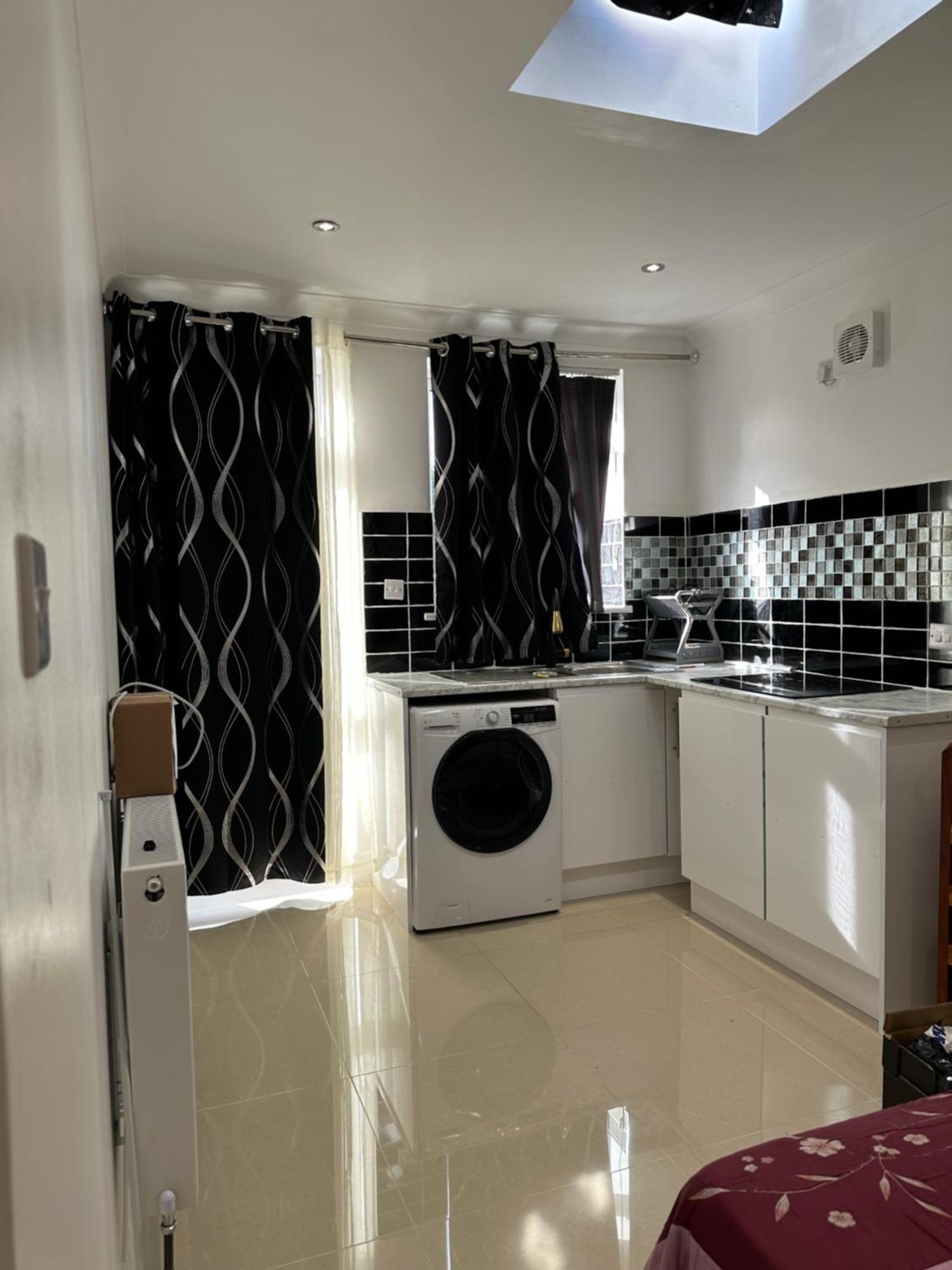Luxury Ensuite Studio In Crayford Dartford Bexley London With Full Kitchen And Side Garden Alleyway Entrance Erith Kültér fotó