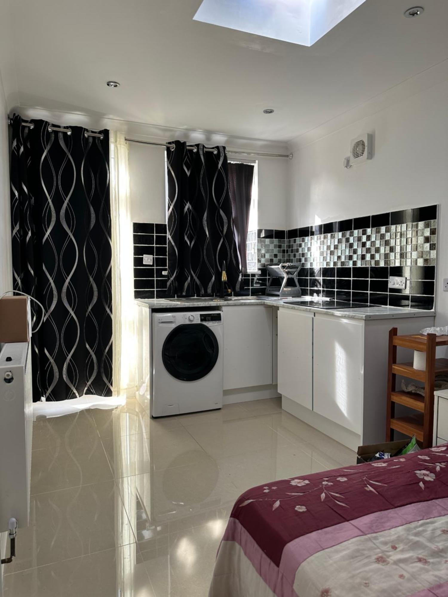 Luxury Ensuite Studio In Crayford Dartford Bexley London With Full Kitchen And Side Garden Alleyway Entrance Erith Kültér fotó