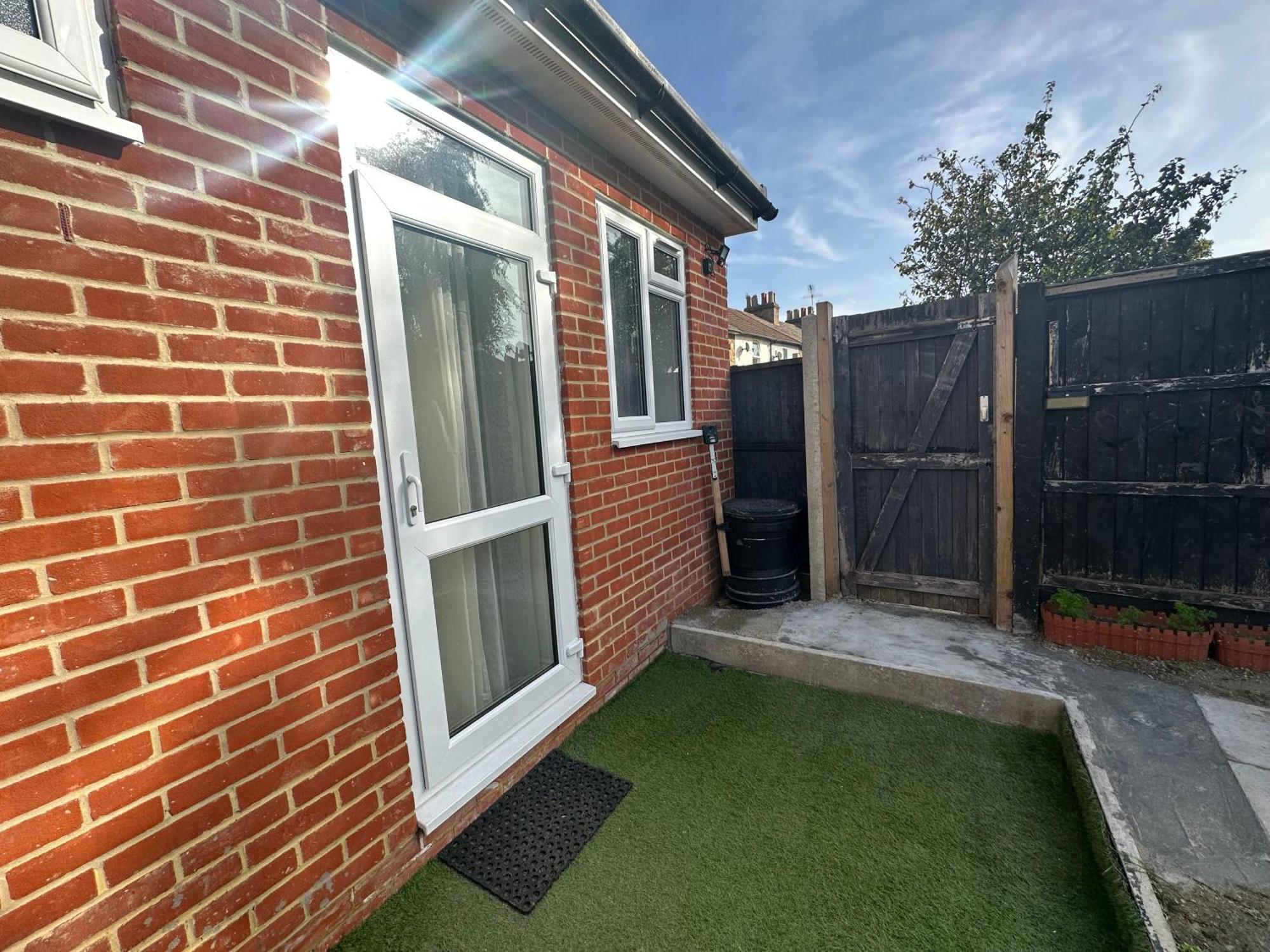 Luxury Ensuite Studio In Crayford Dartford Bexley London With Full Kitchen And Side Garden Alleyway Entrance Erith Kültér fotó